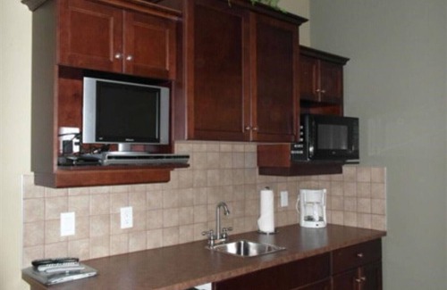 East Kootenay Hotel | Relaxing Resort Retreat - Swim Golf Or Ski 3 Bedrooms at Bighorn Meadows