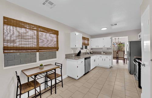 Sunrise Manor House | Relaxing Retreat 3-bedroom house 15min to Strip