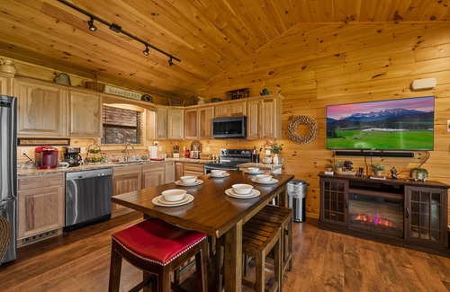 Gatlinburg - Pigeon Forge Cabin | Relaxing retreat/Fantastic views!/Hot tub/King beds/Fire pit/Mins to GB PF