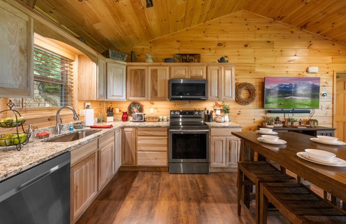Gatlinburg - Pigeon Forge Cabin | Relaxing retreat/Fantastic views!/Hot tub/King beds/Fire pit/Mins to GB PF