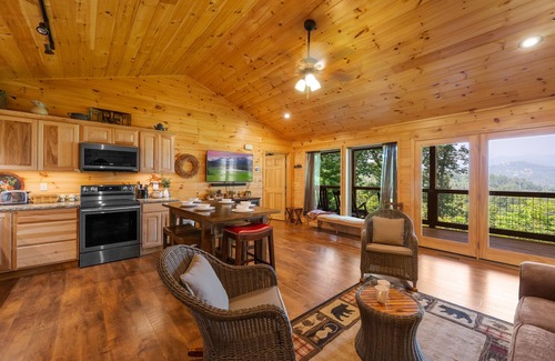 Gatlinburg - Pigeon Forge Cabin | Relaxing retreat/Fantastic views!/Hot tub/King beds/Fire pit/Mins to GB PF