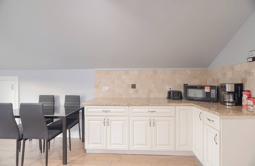 Lombard House | Relaxing Retreat in the Heart of Lombard + Laundry