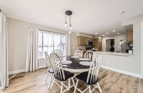 Green Valley Ranch House | Relaxing Retreat Near Airport-Hot Tub-Fire Pit