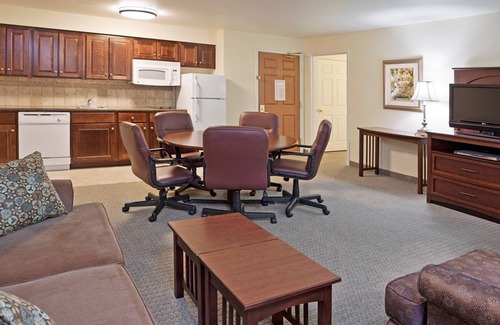 Stow Apartment | Relaxing Retreat Near Cleveland | Shared Indoor Pool + BBQ Area