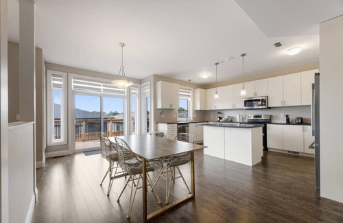 Colborne Apartment | Relaxing Retreat: Office, Patio, Nature & Netflix