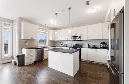 Colborne Apartment | Relaxing Retreat: Office, Patio, Nature & Netflix