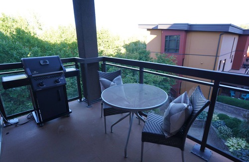South Pandosy Condo | Relaxing Retreat Overlooking Playa's Quiet 3rd Floor Courtyard