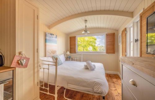 Maidenhead Apartment | Relaxing Retreat - The Shepherds Hut - Hot Tub