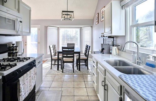 Apex House | Relaxing Retreat with Private Saltwater Pool – Spacious & Serene