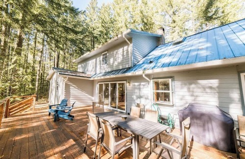 Zigzag House | Relaxing River Retreat