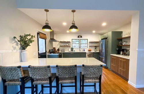Burnsville House | Relaxing Riverfront View+Hot Tub+Fire Table+Fast WiFi+New Kitchen