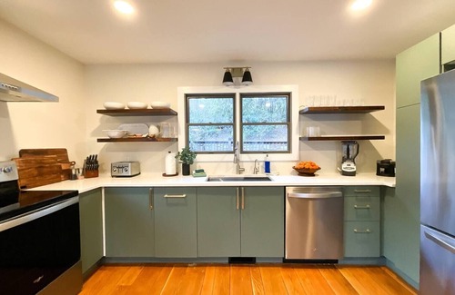 Burnsville House | Relaxing Riverfront View+Hot Tub+Fire Table+Fast WiFi+New Kitchen