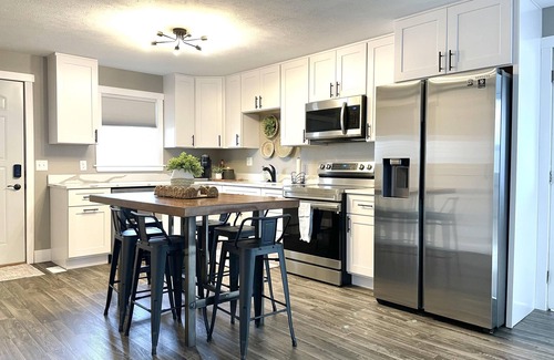 Howe House | Relaxing Riverside 10 Minutes to Shipshewana