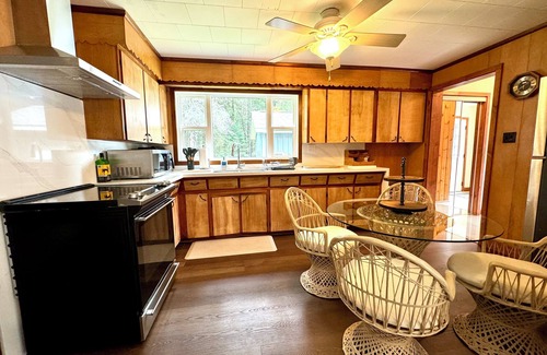 Bracebridge Cottage | Relaxing Riverside Cottage +OnThe Water +Waterfall +Bracebridge +Family Friendly