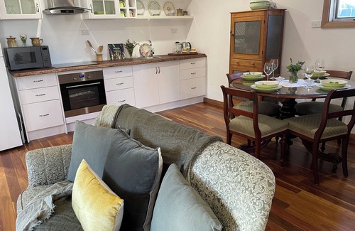 Normanville Cottage | Relaxing romantic cottage getaway with a 5 minute walk to beach and cafes