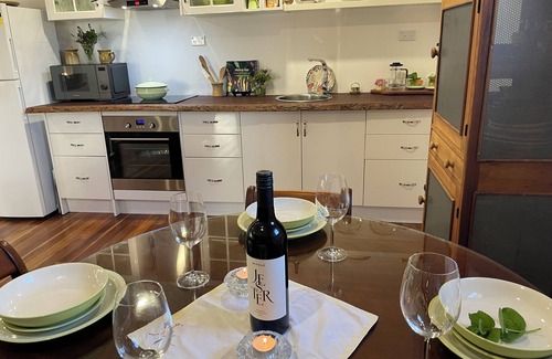 Normanville Cottage | Relaxing romantic cottage getaway with a 5 minute walk to beach and cafes
