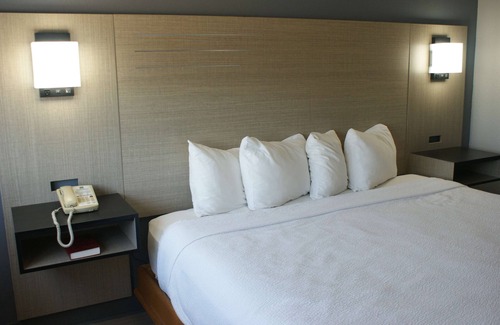 Van Buren Hotel | Relaxing Room Inn Room Near Interstate 40 and Close to Downtown