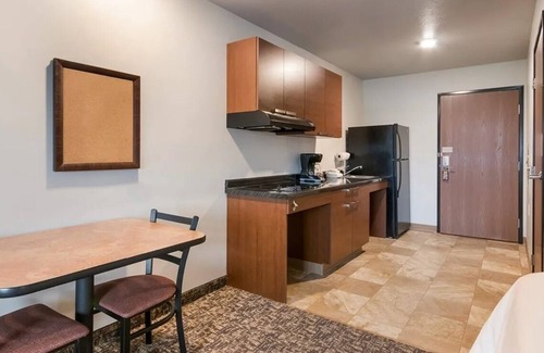 Bozeman Hotel | Relaxing Room Retreat Perfect for Your Green Mountain Escape | Free Parking