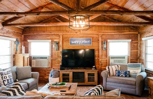 La Grange Cabin | Relaxing, Rustic Cabin on the Lake