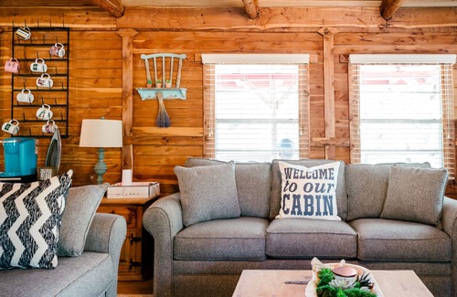 La Grange Cabin | Relaxing, Rustic Cabin on the Lake