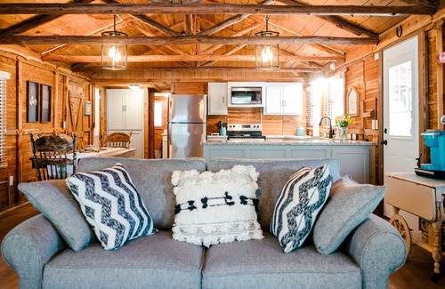 La Grange Cabin | Relaxing, Rustic Cabin on the Lake
