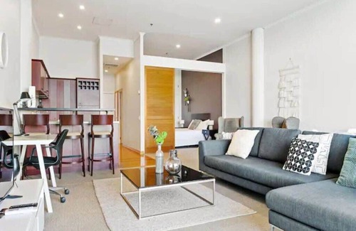 Auckland Central Business District Apartment | Relaxing Sea Wharf View Apartment by Zodiak Stays