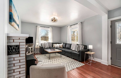 Benzonia House | Relaxing Ski & Soak Getaway