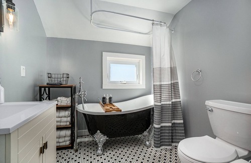 Benzonia House | Relaxing Ski & Soak Getaway