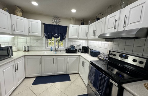 Hastings Condo | Relaxing South Coast One (1) Bedroom Rental Steps from Beaches and Boardwalk