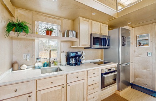 Malletts Bay House | Relaxing spa-like tiny house w/hot tub, sauna, beach access, dog-friendly