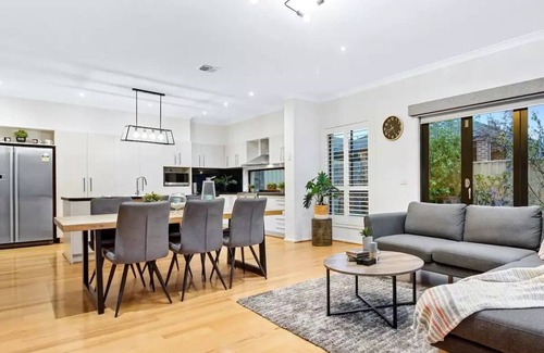 Caroline Springs House | Relaxing, spacious and luxury