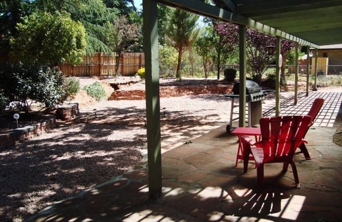 Oak Creek House | Relaxing, Spiritual, Meditative Residential House - Large yard! MONTHLY RENTAL.