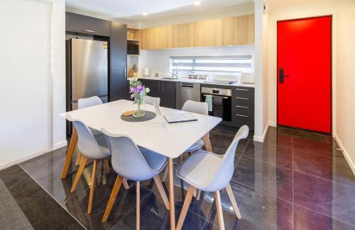 Riccarton Apartment | Relaxing stay across from Westfield mall Sleeps 6
