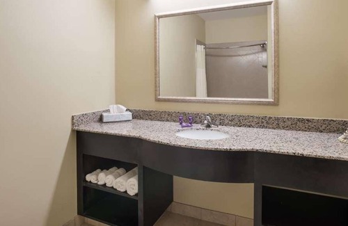 Saint Landry House | Relaxing Stay at Knights Inn Bunkie! Pool, Free Parking, Free Breakfast