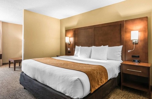 Southside Hotel | Relaxing Stay Minutes from Jacksonville Beaches & Downtown! Pool & Parking!