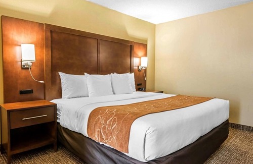 Southside Hotel | Relaxing Stay Minutes from Jacksonville Beaches & Downtown! Pool & Parking!