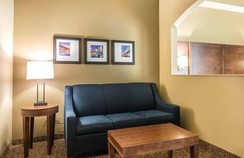 Southside Hotel | Relaxing Stay Minutes from Jacksonville Beaches & Downtown! Pool & Parking!