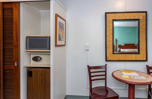 Ala Moana House | Relaxing Stay! Onsite Pool, Pets Allowed, Close to Waikiki Beach
