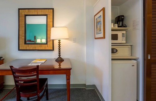 Ala Moana House | Relaxing Stay! Onsite Pool, Pets Allowed, Close to Waikiki Beach