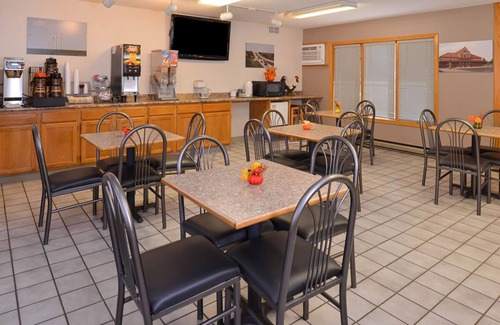 Atlantic Hotel | Relaxing Stay w/Complimentary Breakfast & Pet-Friendly Rooms Near Highway 6