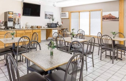 Atlantic Hotel | Relaxing Stay w/Complimentary Breakfast & Pet-Friendly Rooms Near Highway 6