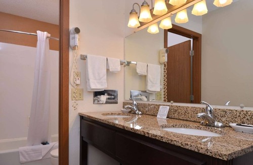 Atlantic Hotel | Relaxing Stay w/Complimentary Breakfast & Pet-Friendly Rooms Near Highway 6