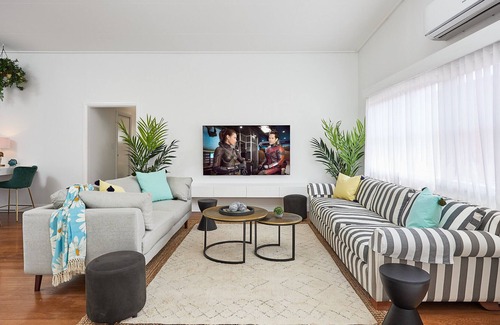 Biggera Waters House | Relaxing & Stylish Entertainers House Close to Everything! #NEWLISTING