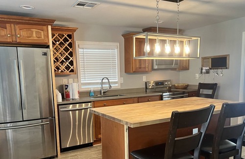 Springfield House | Relaxing sweet peaceful 2 bedroom 1.5 bathroom bungalow