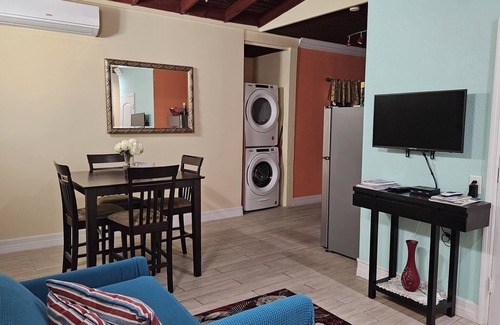 Savannah Apartment | Relaxing, tastefully decorated one-bedroom unit with all modern facilities