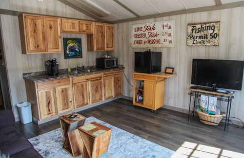 Dickson Cabin | Relaxing, tiny cabin in the woods over a beautiful lake