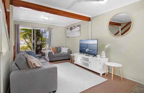 Pialba House | Relaxing Townhouse Steps from the Beach