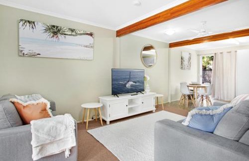 Pialba House | Relaxing Townhouse Steps from the Beach