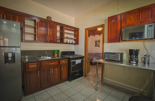 Gibson Bight Cabin | Relaxing Tropical Cabin near Beaches & Downtown