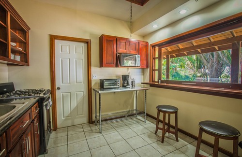 Gibson Bight Cabin | Relaxing Tropical Cabin near Beaches & Downtown